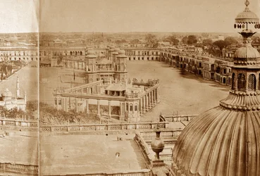 Vista panorámica de los patios de la Residencia, Lucknow